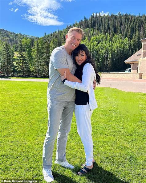 Marie Osmond, 62, shares RARE photo with husband whom she。